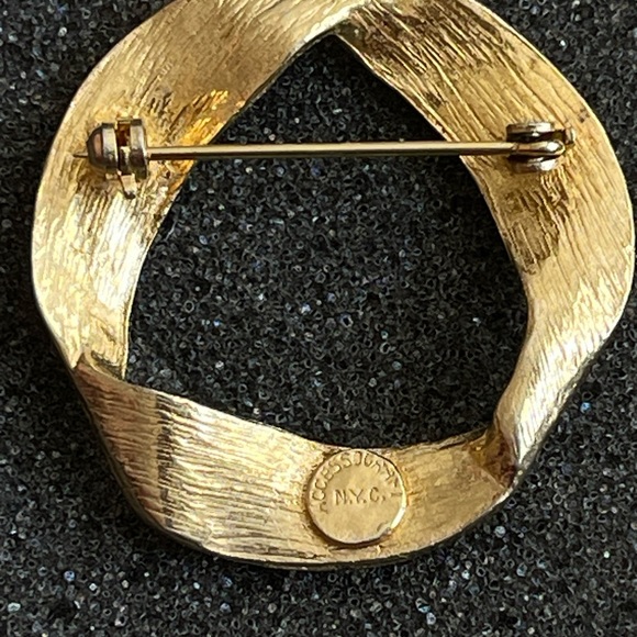 Vintage Accessocraft N.Y.C. Brooch Gold Tone Folded Circle Ribbon - Picture 3 of 6